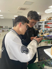 预警先锋团队走进南理工光学前沿...